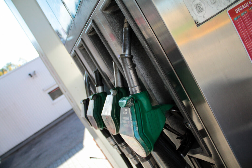 degalų kainos toliau mažėja – Kas vyksta Kaune