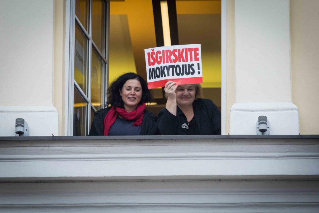 nuo rugsėjo vidutinis mokytojų atlyginimas sieks 2871 eurą – Kas