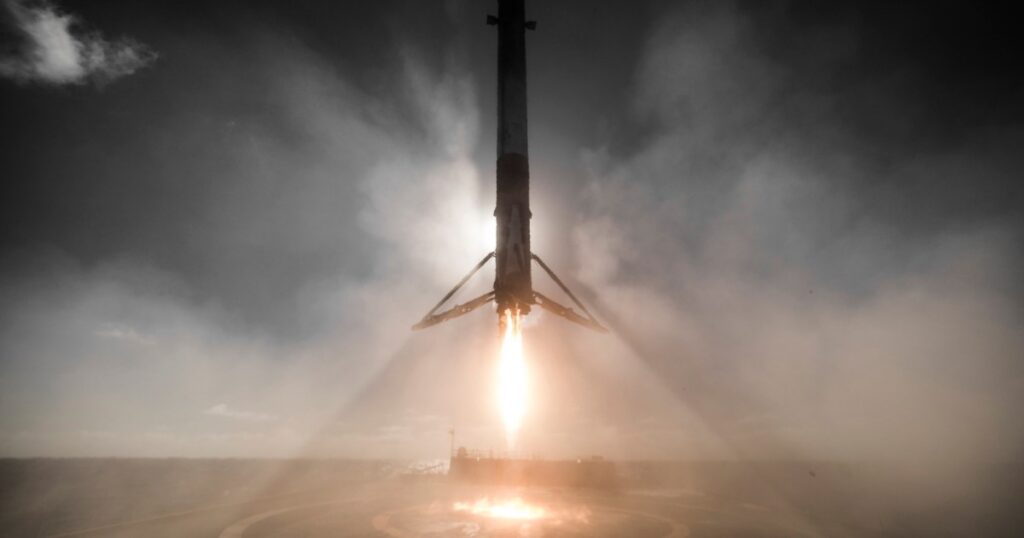 „SpaceX“ darbinis arkliukas Falcon 9 raketa, įžeminta FAA