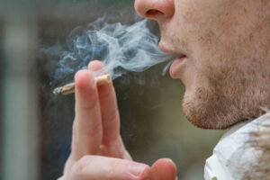 ES ragina įvesti apribojimus rūkymui lauko zonose – Kas vyksta