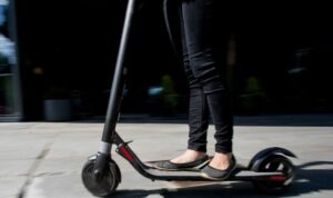 Elektrinių paspirtukų sprogimai daugiabučiuose – per nežinojimą – Kas vyksta