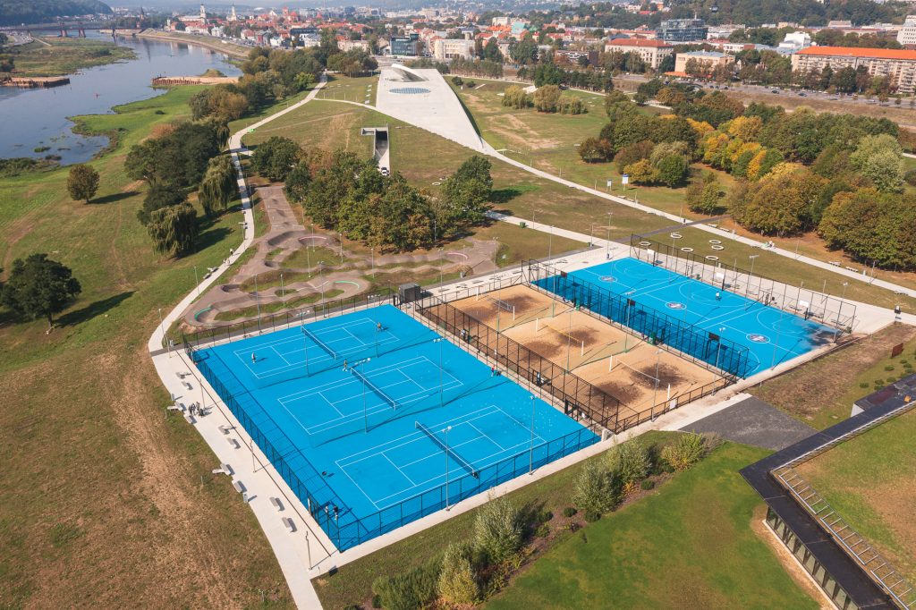 Kauniečiai skundžiasi, kad beveik neįmanoma rezervuoti laiko žaisti tenisą Nemuno