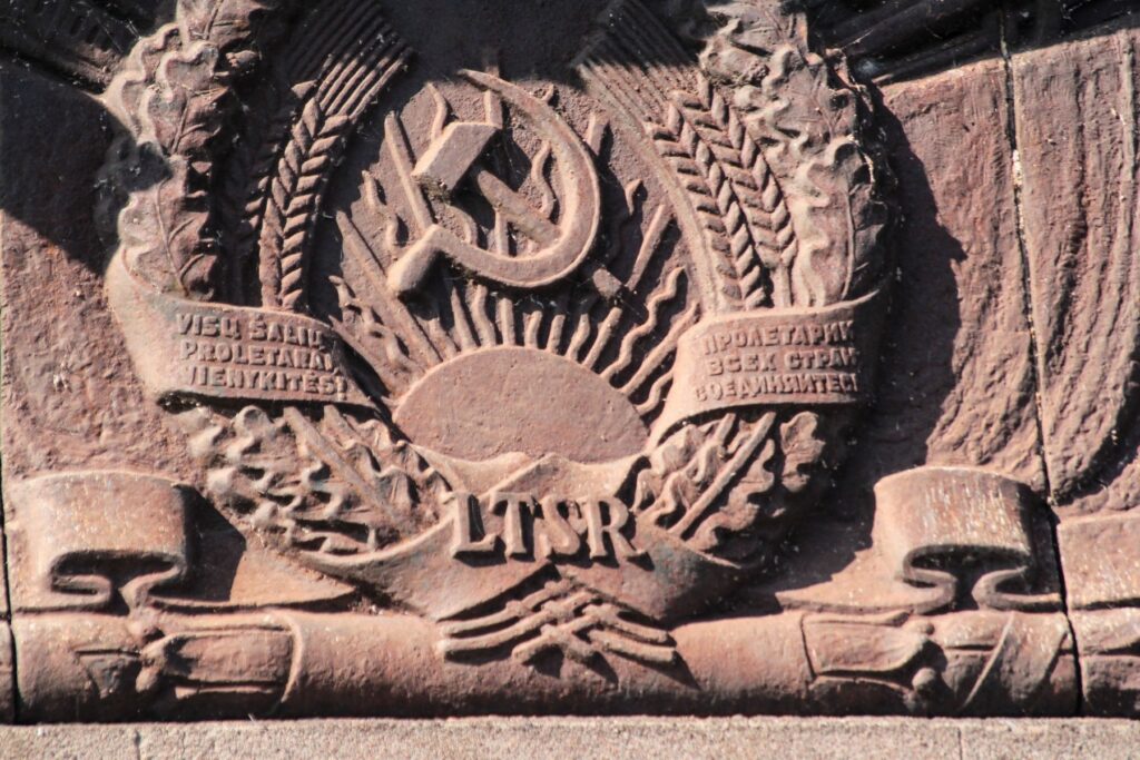 Kultūros ministerija siūlo bausti už sovietų ir nacių simbolikos laikymą