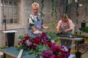 Negailestinga menininkų Gataveckų kritika floristams: „Šita kompozicija primena tapetą“