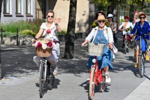 Pasipuošusios panevėžietės kviečiamos į dviračių turą miesto gatvėmis