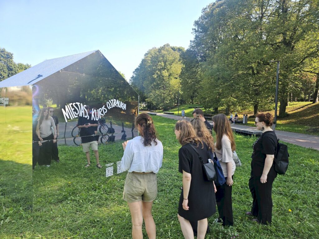 Patirti Panevėžį kviečia veidrodinės instaliacijos