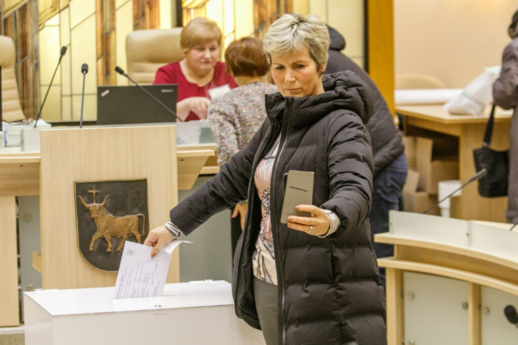 likus kelioms savaitėms iki rinkimų, trečdalis gyventojų nežino, kaip balsuos