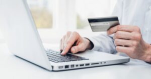 Apklausa: euro zonoje lietuviai dažniausiai perka ir atsiskaito internetu