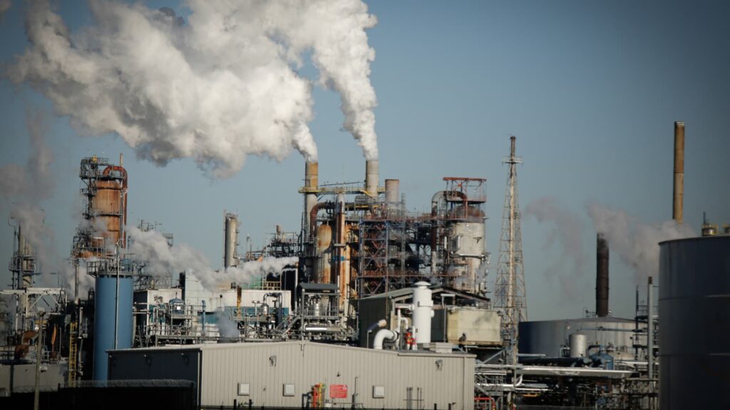 Naftos kainos yra mažesnės nei 100 USD po Trumpo pasitraukimo