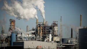 Naftos kainos yra mažesnės nei 100 USD po Trumpo pasitraukimo