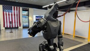 Su D. Trumpu susijęs robotikos startuolis Ukrainoje išbando humanoidus, taikosi